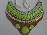 MAXI COLAR DE PEDRAS VERDE E COURO