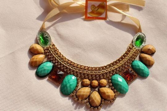 Colar de Pedras verde marrom turquesa e corrente e couro