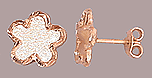 Brinco flor com acabamento acetinado folheado a ouro 18k.